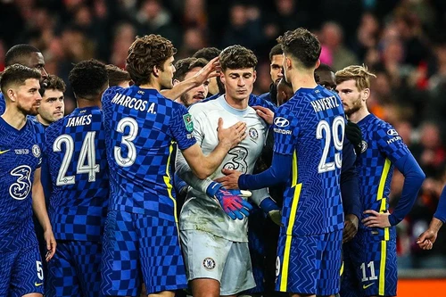 Cả đội Chelsea an ủi Kepa sau loạt luân lưu tệ chưa từng thấy