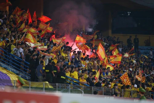 Hà Nội FC và Nam Định cùng bị phạt vì pháo sáng ở Hàng Đẫy