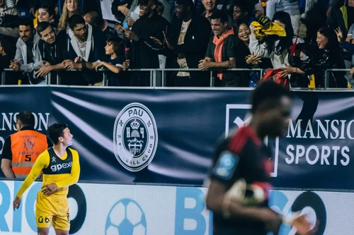 Quang Hải hành động đẹp với bạn gái trên khán đài