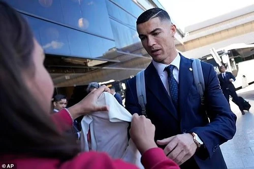 Ronaldo bảnh bao đặt chân đến Qatar dự World Cup 2022