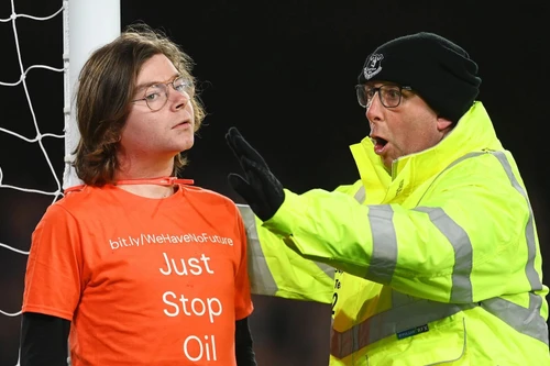 CĐV có hành động kỳ quái giữa trận đấu ở Premier League