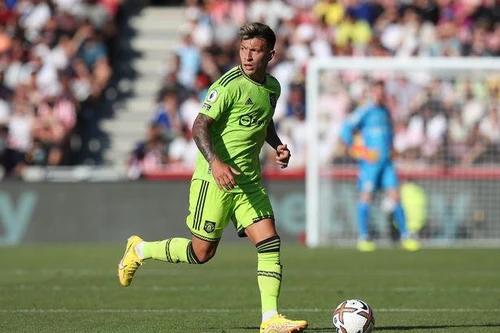 MU khốn khổ vì chiều cao khiêm tốn của Lisandro Martinez