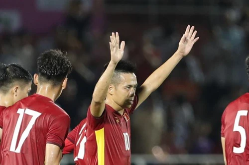 Xem Văn Quyết sút xa tuyệt đẹp mở tỉ số cho ĐT Việt Nam