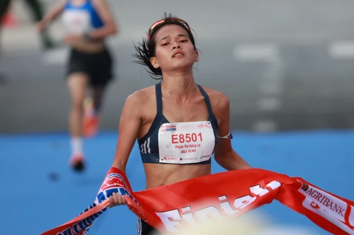 Hồng Lệ vượt khó vô địch 21km ở Tiền Phong Marathon 2022