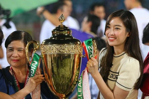 Hoa hậu Đỗ Mỹ Linh tươi rói ăn mừng CLB Hà Nội vô địch