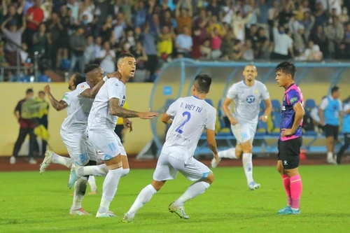 Thắng đậm Sài Gòn ở 'chung kết ngược', Nam Định trụ hạng thành công