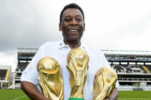 Sự nghiệp lẫy lừng của 'Vua bóng đá' Pele qua ảnh