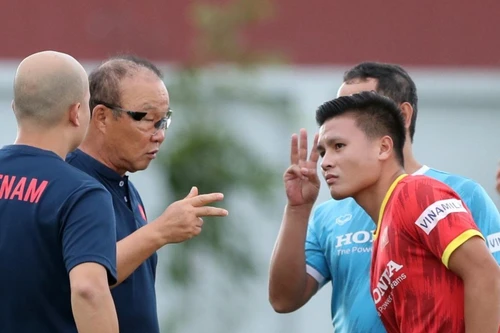 HLV Park dặn dò riêng Quang Hải trước trận gặp Ấn Độ