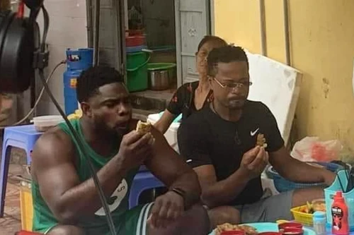 Hai cựu sao MU và Man City thích thú ăn chả rươi trên vỉa hè Hà Nội