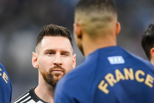 Messi nháy mắt đầy tự tin với Mbappe trước chung kết