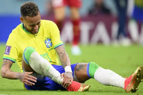 Neymar bật khóc đau đớn trong chiến thắng của Brazil