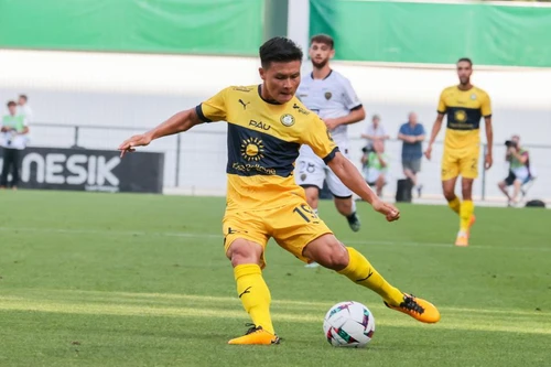 Quang Hải mời bố mẹ đi cùng sang Pau FC