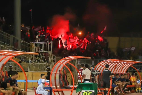 CĐV Hải Phòng lại 'làm loạn' sân Vinh bằng pháo sáng