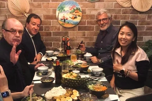 Huỳnh Như đi ăn cùng HLV Calisto ở Bồ Đào Nha