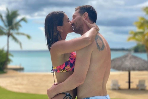 Messi khoe ảnh 'nóng' bên vợ