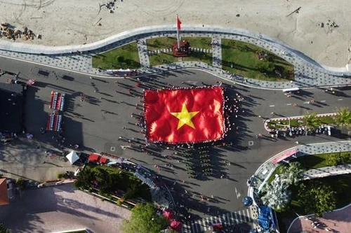 Xúc động khoảnh khắc lá đại kỳ Tổ quốc tung bay giữa Côn Đảo linh thiêng