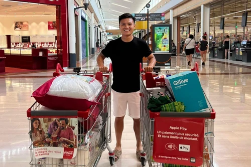Quang Hải tươi rói đi mua đồ dùng sinh hoạt tại Pháp