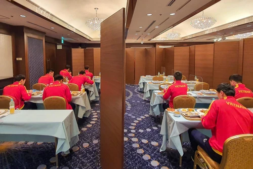 Cận cảnh phòng ăn như phòng họp của ĐT Việt Nam tại Tokyo