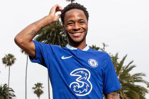 Sterling chính thức trở thành 'bom tấn' đầu tiên của Chelsea