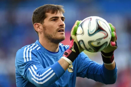 Thủ môn Casillas xóa dòng trạng thái thừa nhận mình là gay