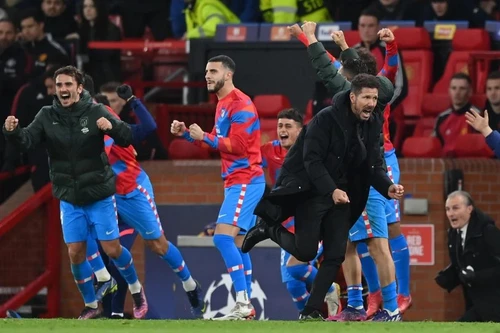 Fan quá khích MU tấn công HLV Simeone bằng vật thể lạ