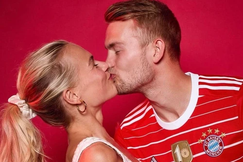 De Ligt tình tứ bên bạn gái bằng tuổi khi ra mắt Bayern