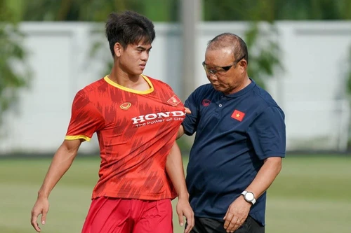 Khuất Văn Khang được thầy Park 'chăm sóc' kỹ ngày đầu lên tuyển Việt Nam