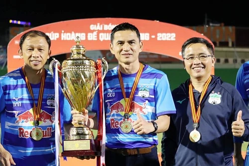 HLV Kiatisak có chức vô địch đầu tiên cùng HAGL