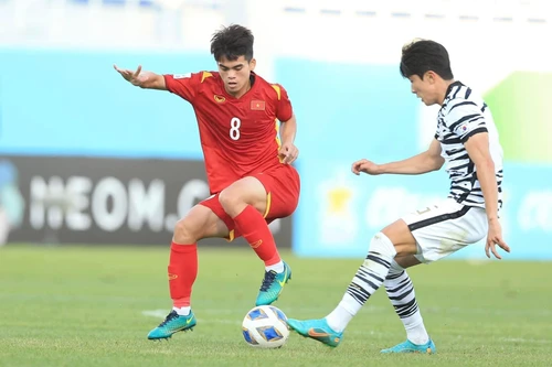 Tiền vệ U23 Việt Nam phải đi kiểm tra doping vì đá quá 'sung'