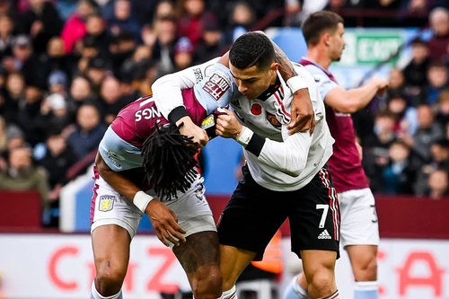 Xem Ronaldo ra đòn, vật thắng trung vệ cao 1m96