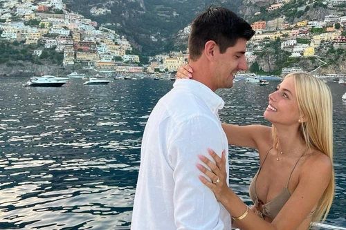 Courtois cầu hôn siêu mẫu bikini trên du thuyền