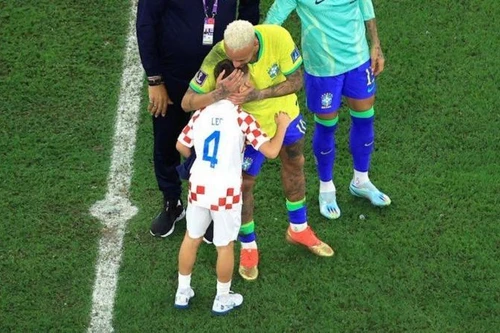 Con trai Perisic đến an ủi Neymar, tạo nên khoảnh khắc tuyệt vời của bóng đá