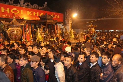 Chùm ảnh: Trắng đêm xin ấn đền Trần