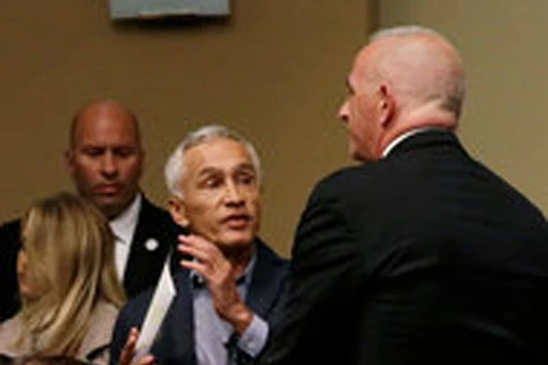 Tỷ phú Donald Trump đuổi phóng viên khỏi phòng họp báo