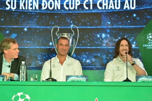 Sang Việt Nam, huyền thoại Barca bị xui... cắt tóc