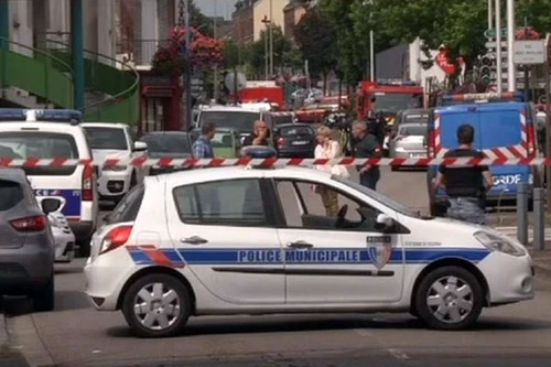 Cảnh sát Pháp tiêu diệt 2 kẻ bắt cóc nhiều con tin tại một nhà thờ 