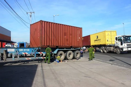 Người đàn ông tử vong thương tâm dưới bánh xe container