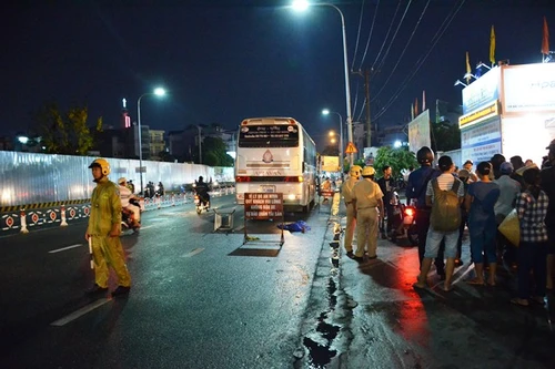 Xe khách gắn biển số nước ngoài cán chết người phụ nữ trong mưa