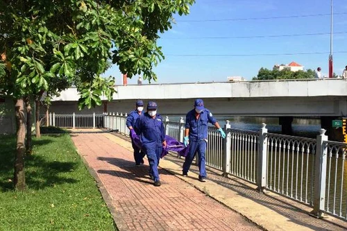 Đi tập thể dục phát hiện thi thể nữ giới trôi dưới kênh
