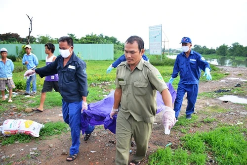 Vứt cần câu tháo chạy khi phát hiện thi thể nữ giới trôi sông