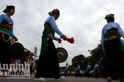 1.400 cồng chiêng đồng thanh cất tiếng