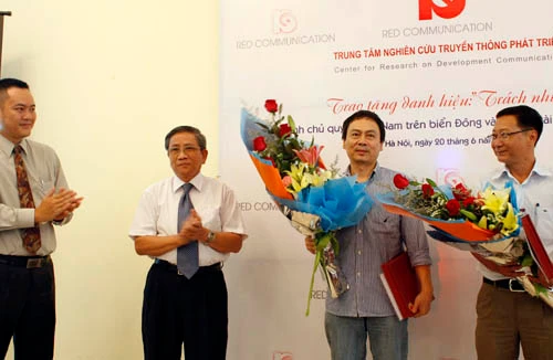  Hai nhà báo được nhận danh hiệu “Trách nhiệm” 