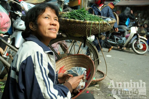 Những người đếm tiền…mỏi tay giữa phố đông