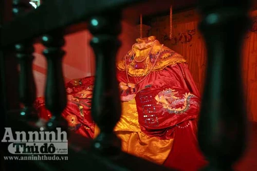 Chuyện chưa biết về tảng đá hình người lớn lên từng ngày