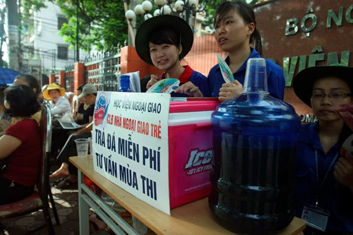 Căng thẳng, lo lắng bên ngoài phòng thi