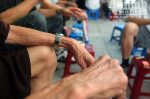 Ẩn ý chuyện "đổi gái lấy cà phê"