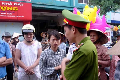 Bị giết hụt, trâu "nổi điên" húc người giữa chợ