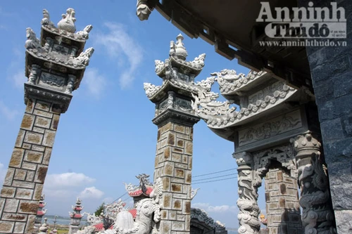 Ngỡ ngàng trước “Cung điện ma” bạc tỷ