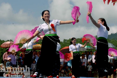 Những vòng xòe làm lòng người nghiêng ngả