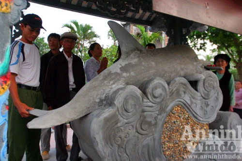 Ly kỳ, hoảng sợ thần ngư “sống lại” trong ngày hội Miếu Đỏ